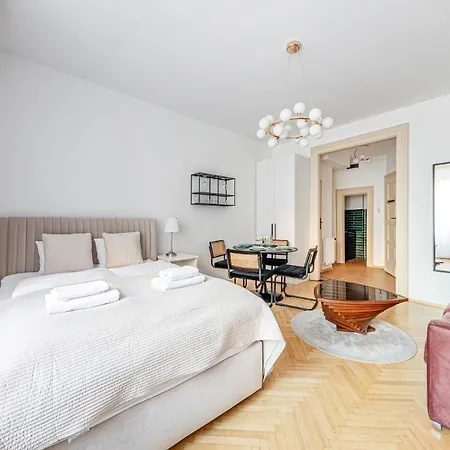 Parliament Retreat - With Ac And Balcony Lejlighed