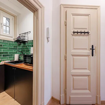 Parliament Retreat - With Ac And Balcony *